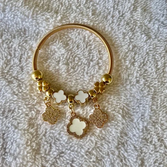 Stylish Gold and White Clover Stretch Bracelet - Picture 5 of 6